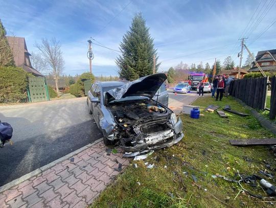 Samochód osobowy rozbił się na ogrodzeniu w Murzasichlu [FOTO]