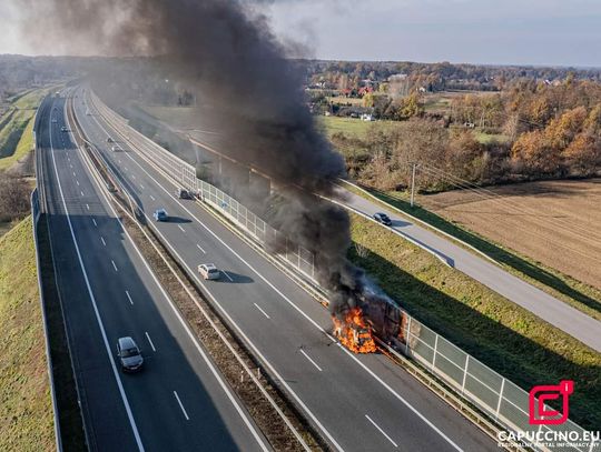 Samochód osobowy spłonął na brzeskim odcinku autostrady A4 [FOTO]