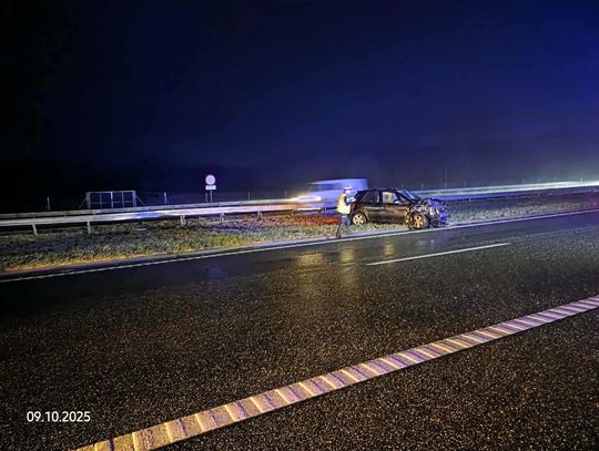 Samochód osobowy uderzył w bariery energochłonne na autostradzie A4