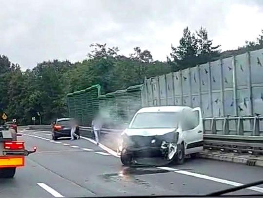 Zakopianka, Myślenice, samochód uderzył w bariery energochłonne, wypadek na Zakopiance w Myślenicach, utrudnienia w ruchu, trudne warunki