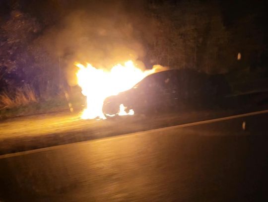 Samochód osobowy w ogniu na "starej Zakopiance" w Naprawie