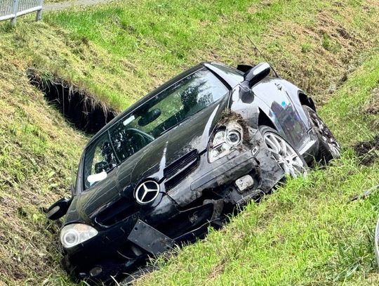 Samochód osobowy w rowie na DK 94 w Dębnie. Brak osób poszkodowanych [FOTO]