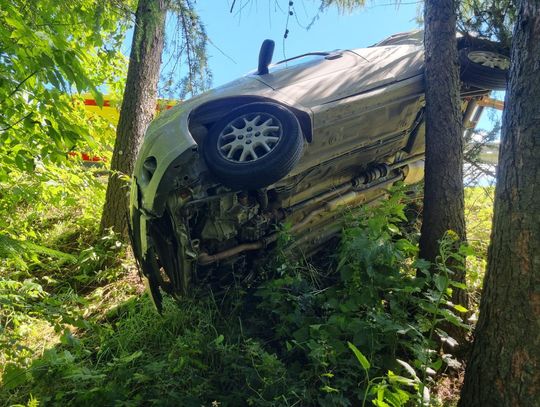 Na zdjęciu pojazd, który wypadł z drogi na terenie Krynicy-Zdroju