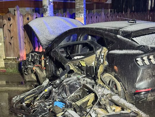 Samochód rozbił się na słupie energetycznym w Poroninie. Trzygodzinna blokada drogi [FOTO]