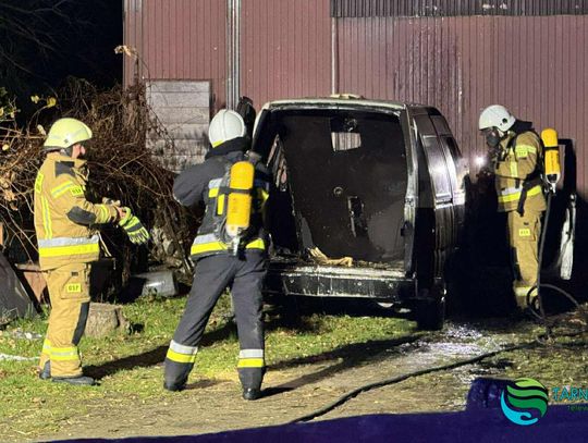 Samochód spłonął na posesji w Mikołajowicach! Mężczyzna ranny przy próbie gaszenia [FOTO]