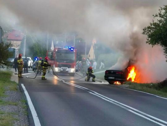 Samochód stanął w płomieniach na ulicy 20 Straconych w Olkuszu
