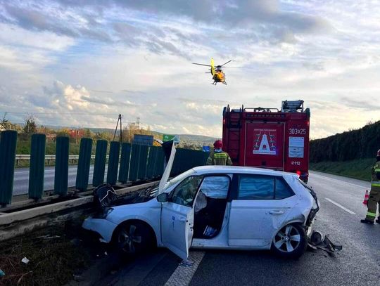 Samochód uderzył w bariery energochłonne na A4. Są ranni