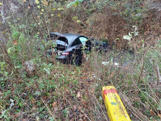 Samochód wjechał do potoku w Starym Wiśniczu. Uszkodzona infrastruktura gazowa [FOTO]
