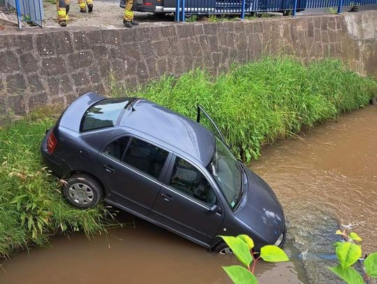 Na zdjęciu samochód osobowy, który wpadł do potoku na ulicy Tuchowskiej w Tarnowie