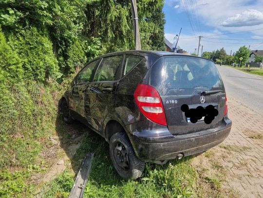 Na zdjęciu samochód osobowy który wypadł z drogi na terenie Niepołomic