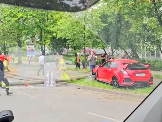 Na zdjęciu uszkodzona latarnia i rozbity samochód na Alei Pokoju w Krakowie