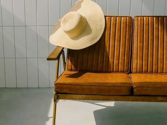 Sandały czy klapki Inblu – które lepiej sprawdzą się w letnich stylizacjach?