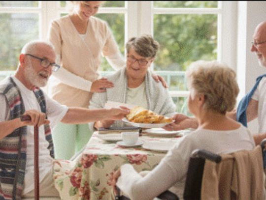 Senior cały dzień sam w domu? To często pierwszy sygnał, że trzeba coś zmienić