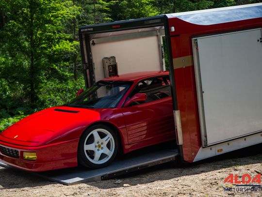 Na zdjęciu samochód osobowy marki Ferrari