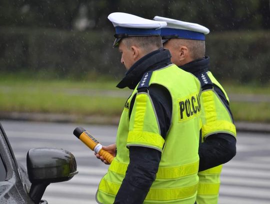 Na zdjęciu dwóch funkcjonariuszy Policji podczas kontroli trzeźwości