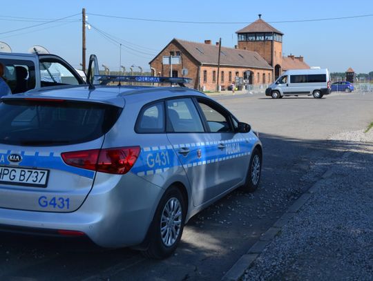Skandal w Auschwitz-Birkenau. Albańscy turyści zatrzymani za propagowanie nazizmu Auschwitz Birkenau, miejsce pamięci, Oświęcim, policja, powiat oświęcimski