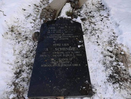 Na zdjęciu zdewastowany pomnik Żydówki Sary Szenirer w muzeum KL Plaszow