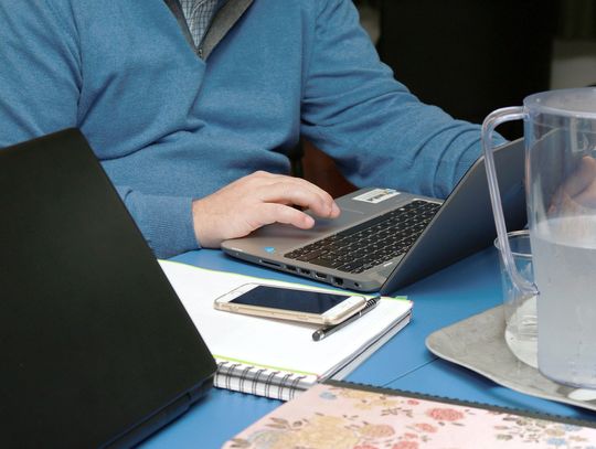 Na zdjęciu przedsiębiorca pracujący przed komputerem