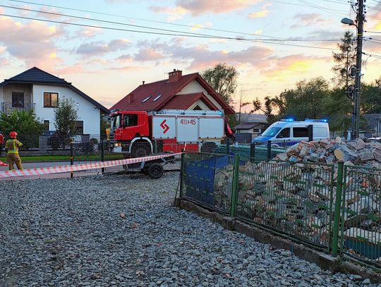 Jadowniki, tragedia podczas prac budowlanych, akcja ratunkowa, komin zawalił się na pracownika budowlanego, nie żyje mężczyzna