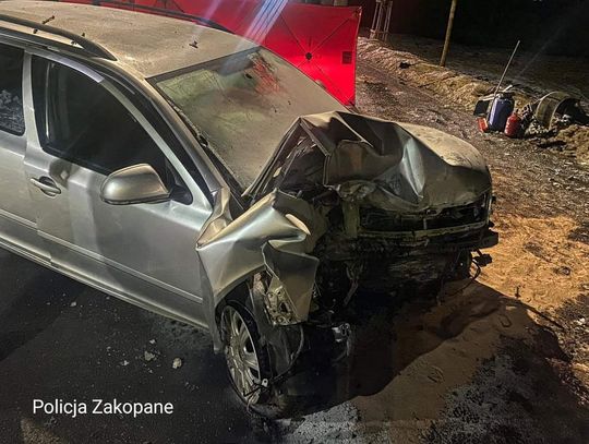 Na zdjęciu rozbity samochód na ulicy Przewodników Tatrzańskich w Zakopanem