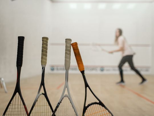 Na zdjęciu sprzęt do gry w squasha