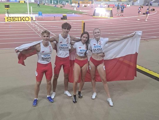 Sztafeta mieszana 4x400 metrów ze srebrnym medalem Mistrzostw Świata Juniorów w Limie