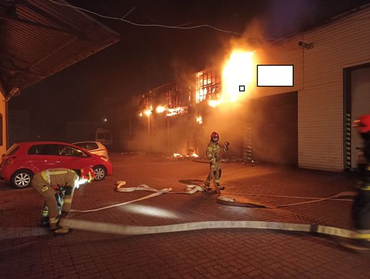 Środowy nocny pożar warsztatu samochodowego w Tarnowie (ZDJĘCIA)