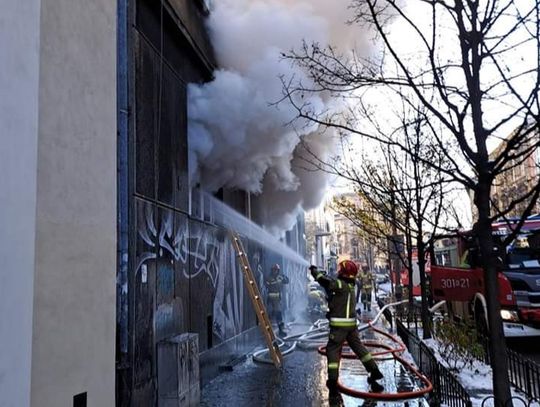 Na zdjęciu akcja gaśnicza pożaru mieszkania na ulicy Krowoderskiej w Krakowie