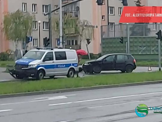 Wypadek w Tarnowie, Tarnów, radiowóz policji, zderzenie radiowozu z samochodem osobowym, na sygnale, wypadek drogowy, kolizja drogowa