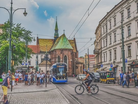 Na zdjęciu jedna z ulic w centrum Krakowa oraz tramwaj MPK