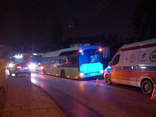 Na zdjęciu autobus MPK, którego pasażer był reanimowany na terenie miejscowości Strumiany
