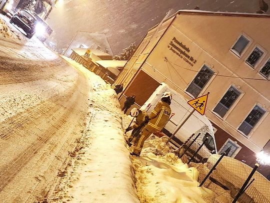 Świątniki Górne. Strażacy "łopatują", a władze gminy i drogowcy śpią