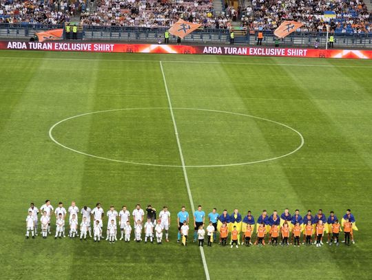 Zawodnicy obu zespołów przed rozpoczęciem spotkania.