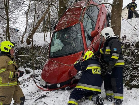 Szczawnica. Samochód osobowy wpadł w przepaść na ulicy Kunie (ZDJĘCIA)