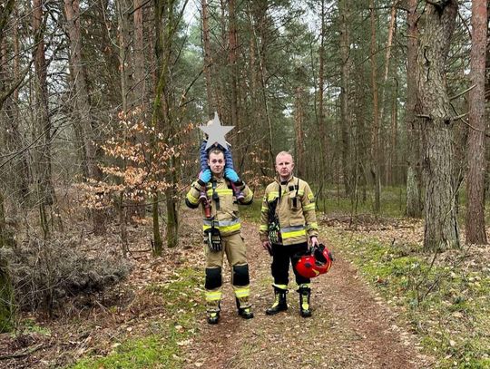 Na zdjęciu strażacy z JRG Olkusz z odnalezioną, czteroletnią dziewczynką