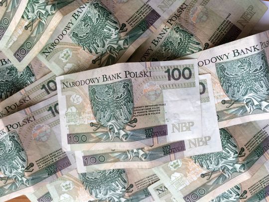 Szok w Tarnowie! 80-latek wyrzucił przez balkon ponad 68 tysięcy złotych. Dał się nabrać fałszywemu policjantowi! Gotówka