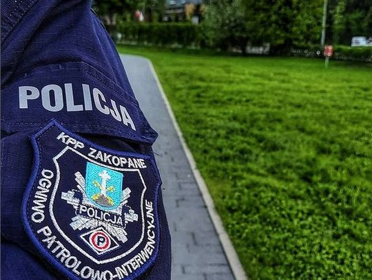 Policjant w mundurze na tle gór.