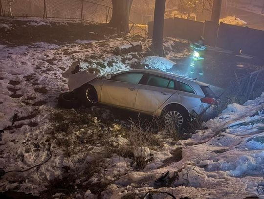 Skawina, wypadek drogowy, powiat krakowski, samochód uderzył w słup energetyczny, akcja ratunkowa, kierowca uciekł z miejsca zdarzenia