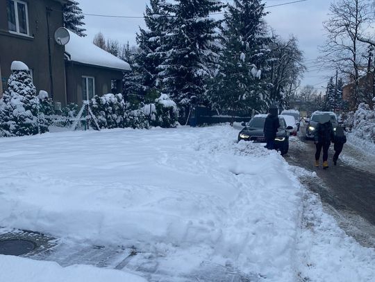 Na zdjęciu zaśnieżona droga do Przedszkola Samorządowego nr 5 w Skawinie
