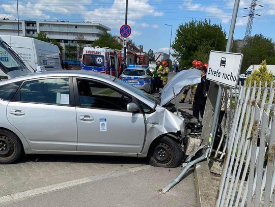 Taksówką w ogrodzenie na Alei 29 Listopada w Krakowie [ZDJĘCIA]