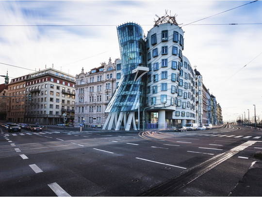 Tańczący Dom w Pradze: Ekstrawagancki Ukłon w Stronę Architektury