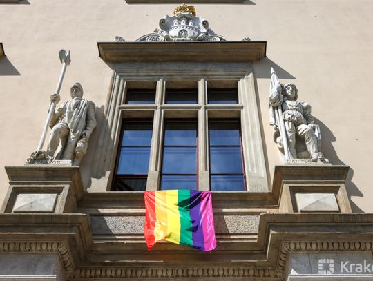 Na zdjęciu tęczowa flaga na budynku krakowskiego magistratu