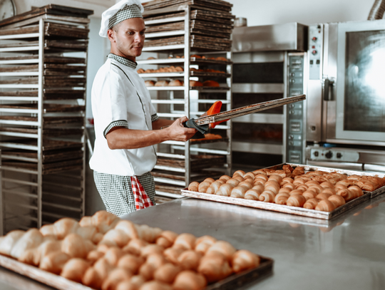 Tłusty czwartek. Jak się robi pączki za złotówkę? Ekspert tłumaczy