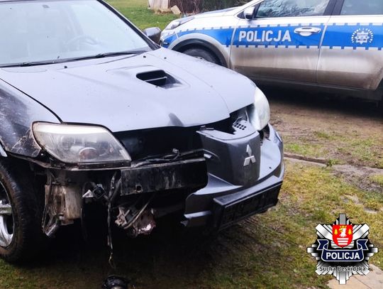 Na zdjęciu pojazd, który uderzył w ogrodzenie posesji na terenie Toporzyska