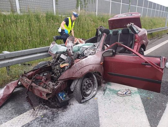 Na zdjęciu zniszczony pojazd podczas wypadku na autostradzie A4 w rejonie Brzeska