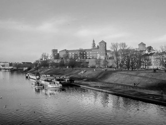 Bulwary wiślane, Kraków, martwy bezdomny na bulwarach wiślanych, policja, prokuratura, tragedia, tragiczne odkrycie