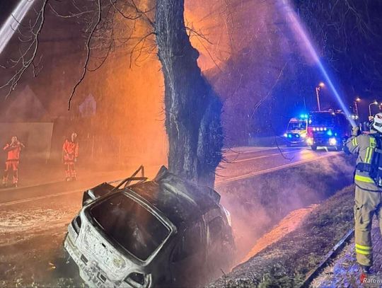 Tragedia na Księcia Józefa w Krakowie. Auto spłonęło po uderzeniu w drzewo