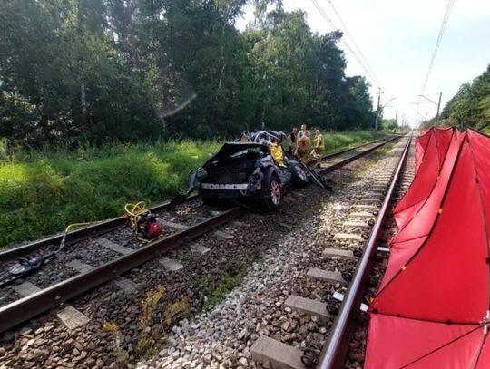 tragedia w Wielkopolsce, wypadek na przejeździe kolejowym, Wielkopolska, Borówiec, Dachowa, gmina Kórnik, powiat poznański, śmiertelny wypadek, cztery osoby nie żyją, zderzenie z pociągiem
