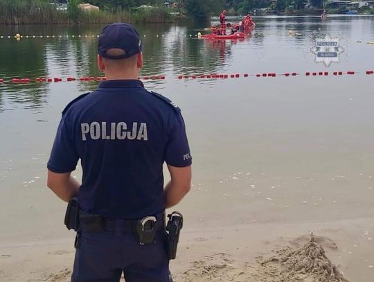 Na zdjęciu funkcjonariusz Policji na tle kąpieliska