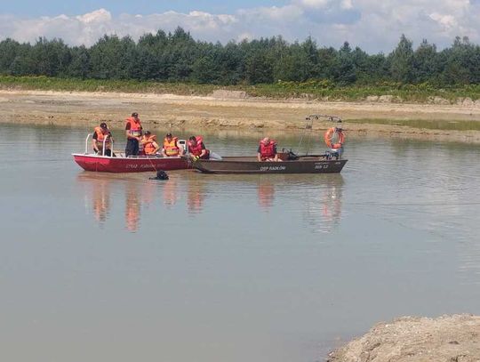 Tragedia w Radłowie. Wjechał ładowarką do akwenu i utopił się [FOTO]